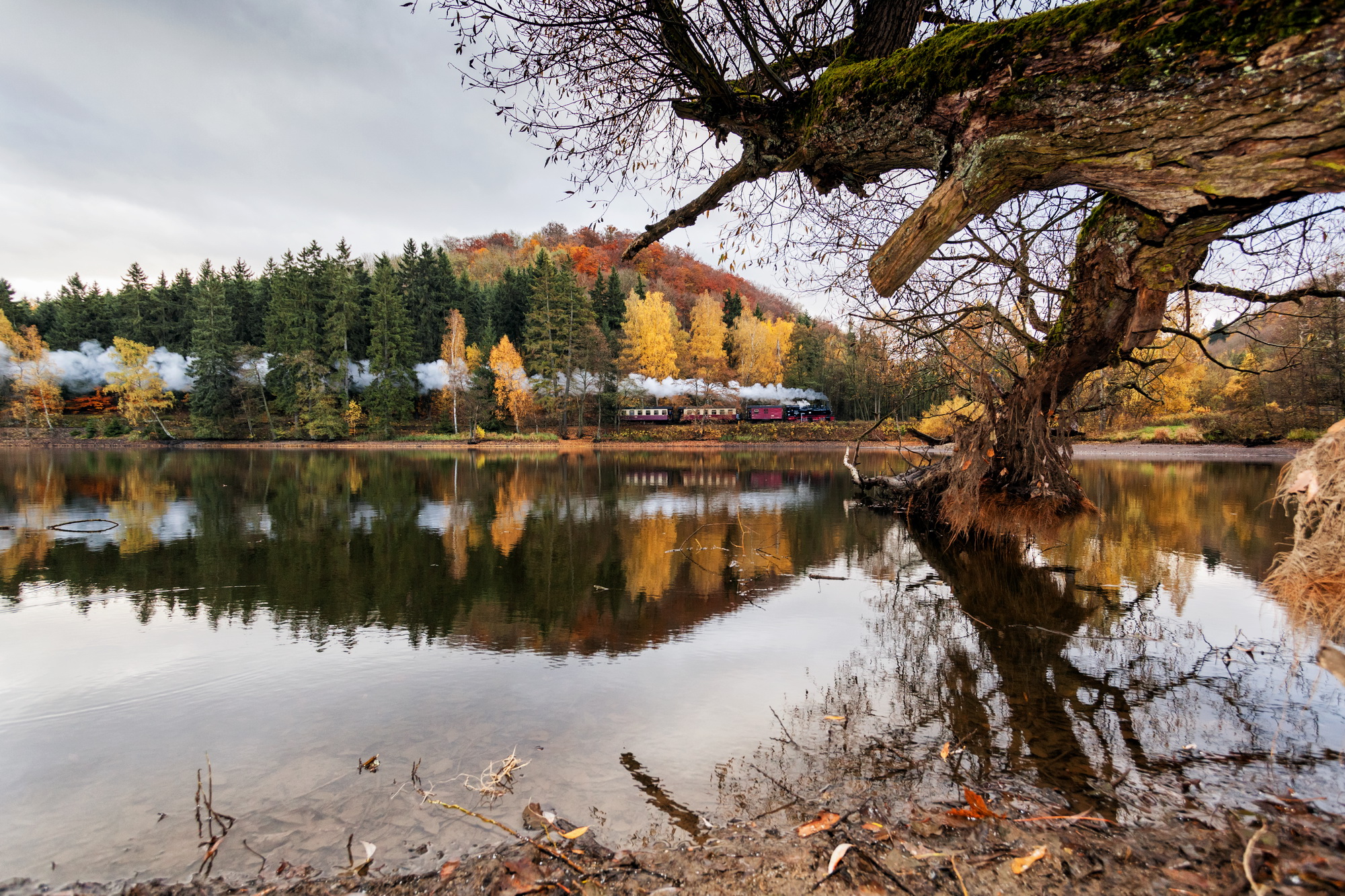 Bergsee im Herbst
